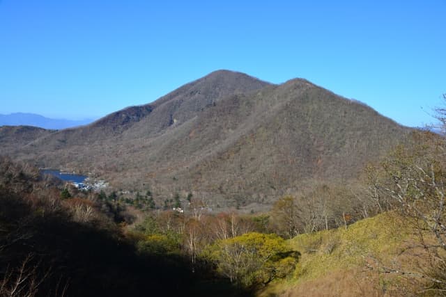 赤城山・小沼の散策路から眺める黒檜山の写真