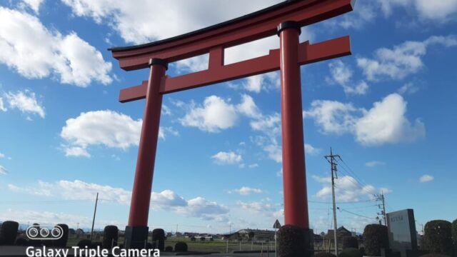 小泉稲荷神社の大鳥居の写真②