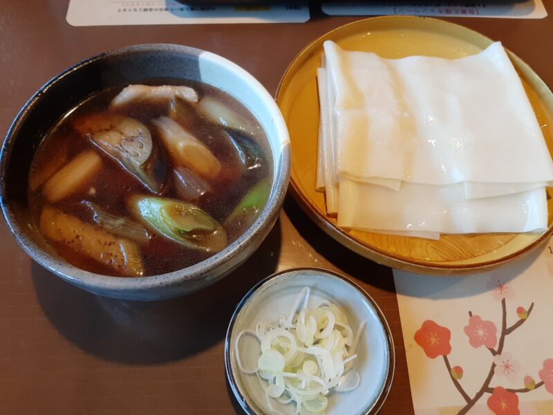 めん処ふる川のにくなすひもかわうどんランチの写真