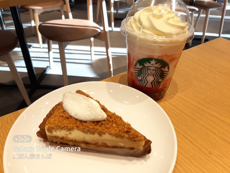 ナッツ&キャラメルチーズケーキとメリーベリーフラペチーノ