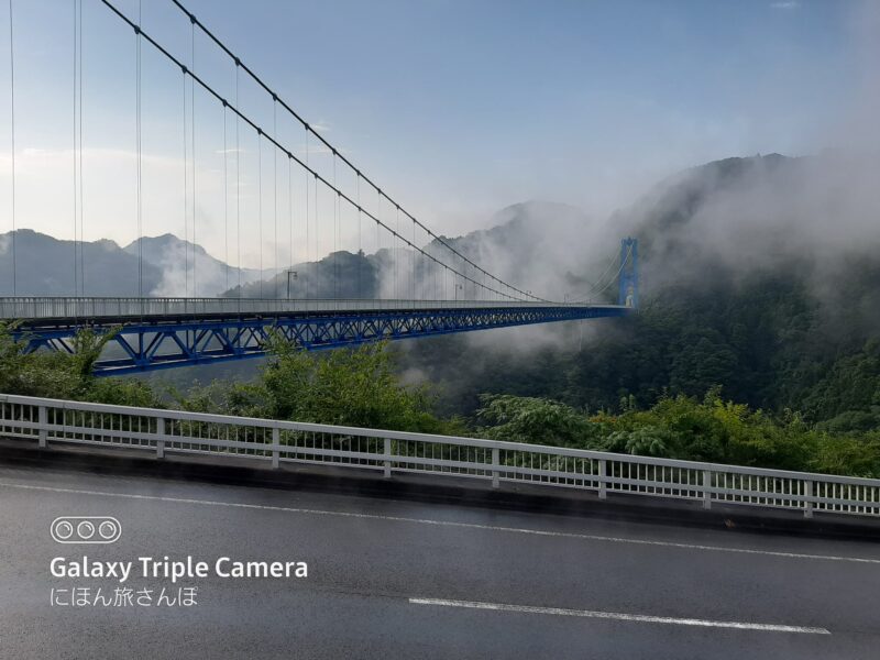 鮮やかなブルーの橋
