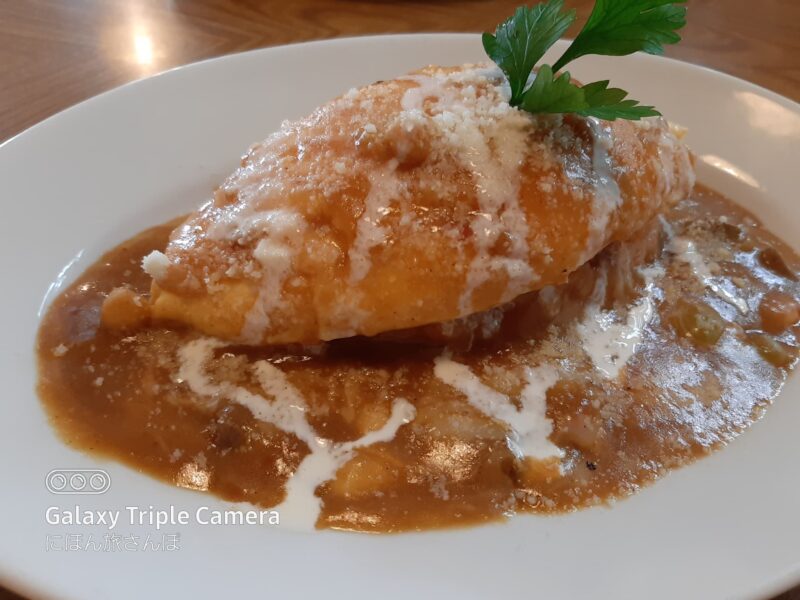 ビーフチーズカレーオムライス