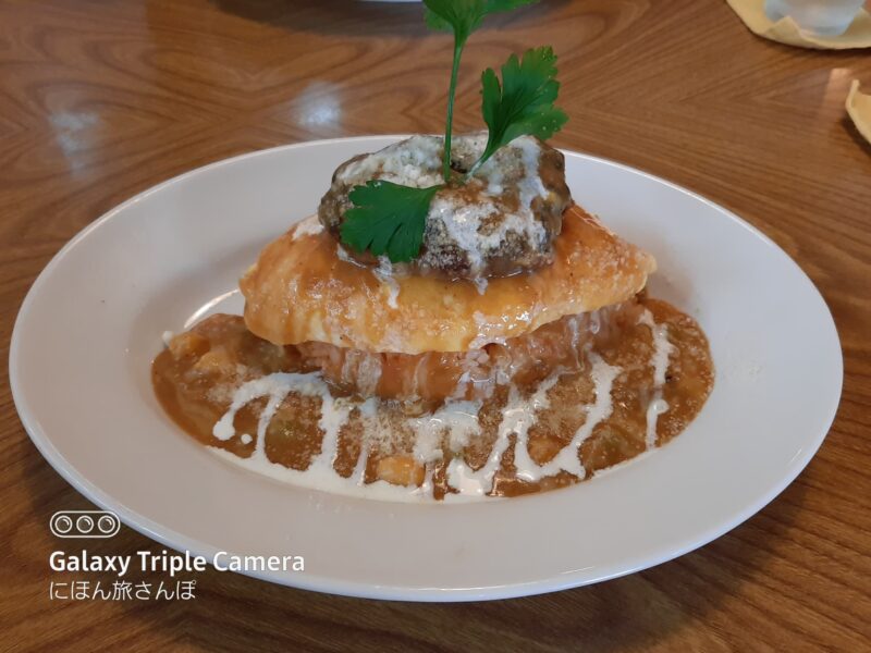 ハンバーグのせオムライス