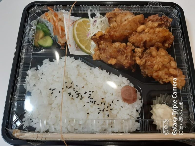 名物の唐揚げ弁当はボリューム満点