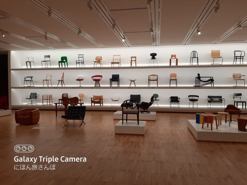 ポスターや椅子などのデザインコレクション