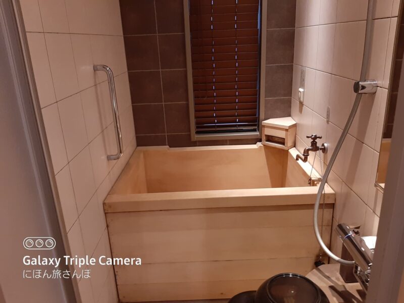 客室で天然温泉檜風呂を楽しむ贅沢