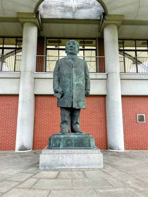 3. 記念館の裏手にある巨大な銅像