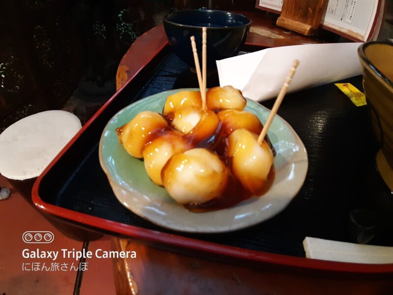 施無畏（せむい）だんご：よもぎ餅の上にあんこが乗ったお団子。滝を見ながらいただく甘味は格別です。