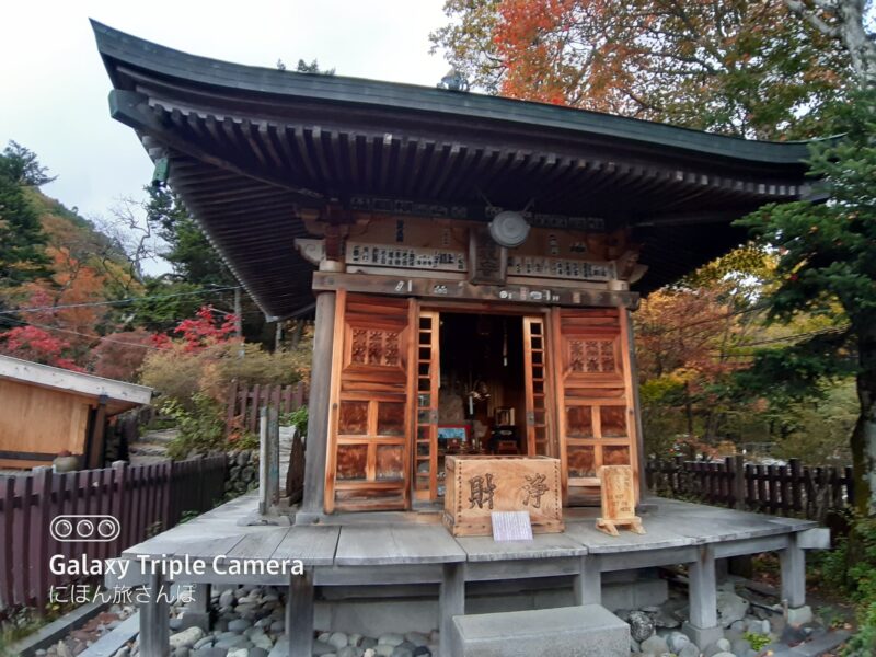 滝のそばに佇む龍頭観音堂