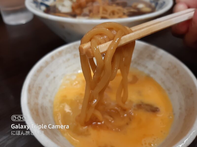 また、トッピングの「生玉子」も重要な役割を持ちます。