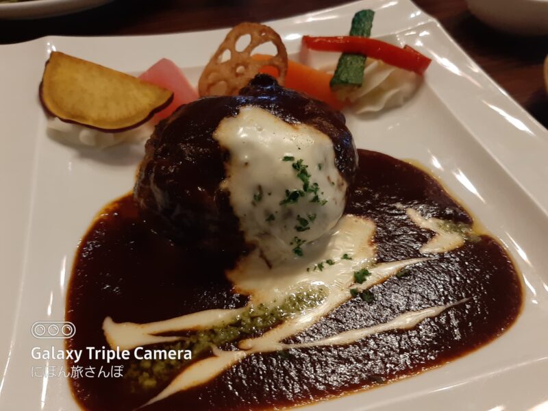 ランチ限定のパン食べ放題とハンバーグ