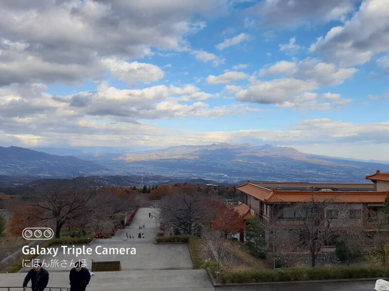 駐車場から本堂への階段と時間