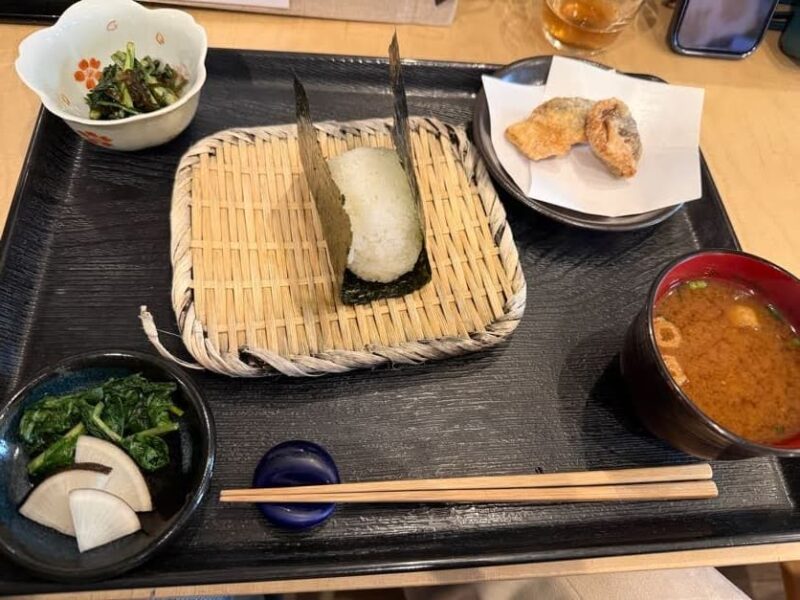 ランチで人気のおむすびの種類と値段