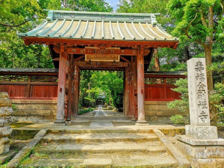 「寿福寺は怖い」の噂は本当？トンネルと北条政子の墓の真実