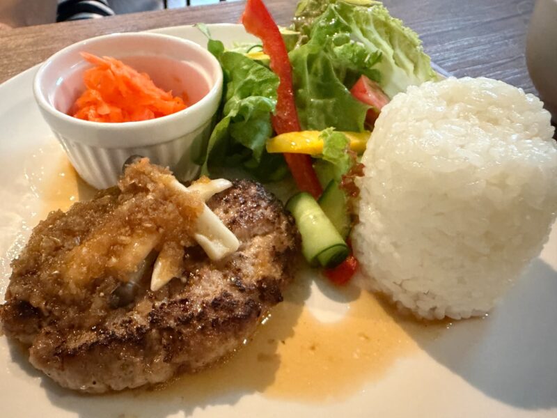 評判のハンバーグと秘伝デミグラスソースの魅力