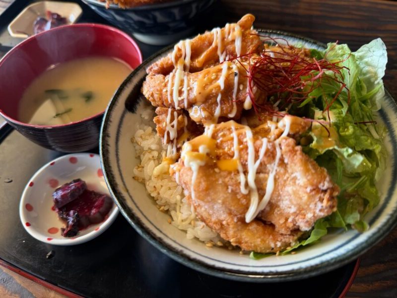 常連が好むと言われる唐揚げ定食