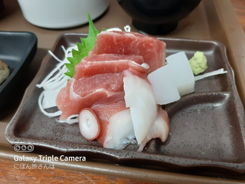 富士宮まるけいの海老天丼に付属する刺身