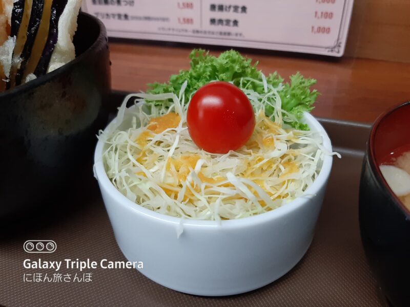 富士宮まるけいの海老天丼に付属するサラダ