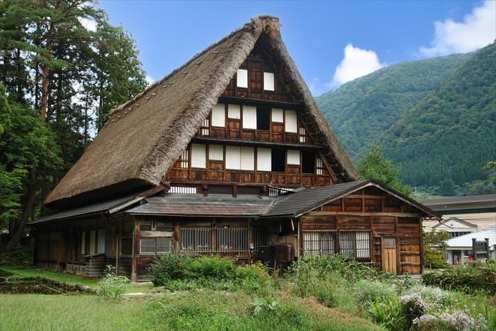 国指定重要文化財「岩瀬家」の見どころ｜五箇山最大の合掌造りで見る囲炉裏・書院造り・屋根裏