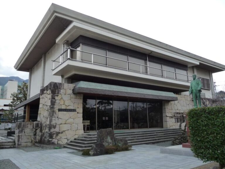 宇和島市立伊達博物館の見どころ｜宇和島伊達家の文化財と皆楽園跡を訪ねる