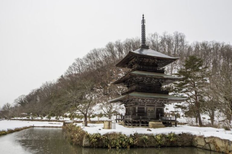 安久津八幡神社の見どころ｜県指定文化財の本殿・三重塔・舞楽殿と苔むす参道
