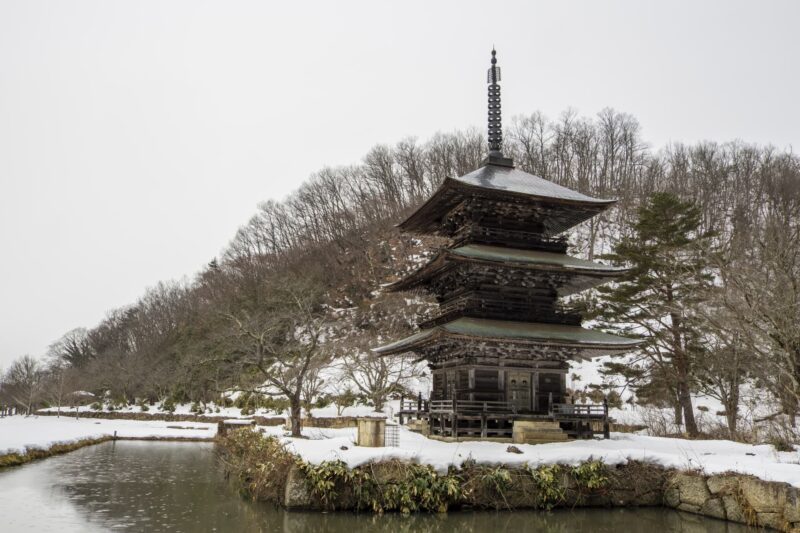 安久津八幡神社の見どころ|県指定文化財の本殿・三重塔・舞楽殿と苔むす参道