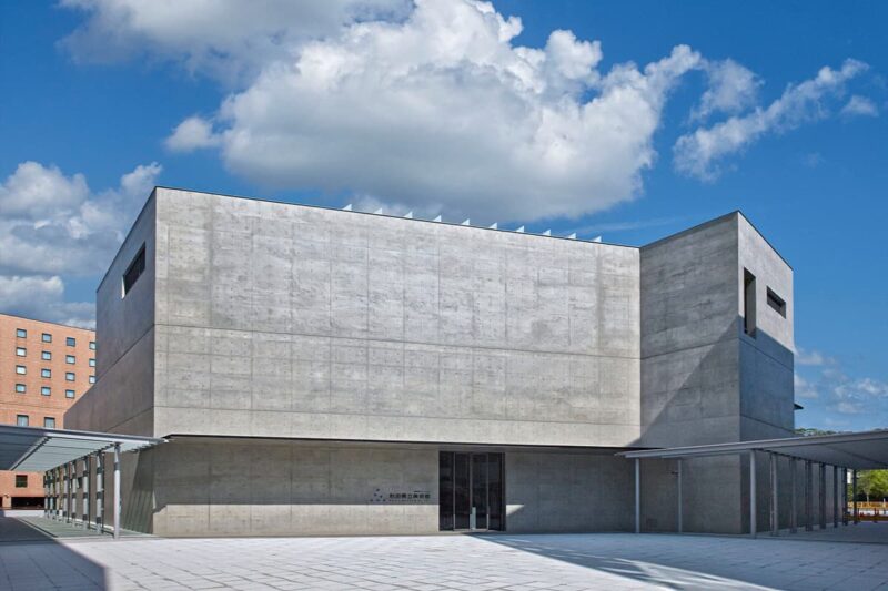 秋田県立美術館の見どころ|藤田嗣治《秋田の行事》と安藤忠雄建築を楽しむ