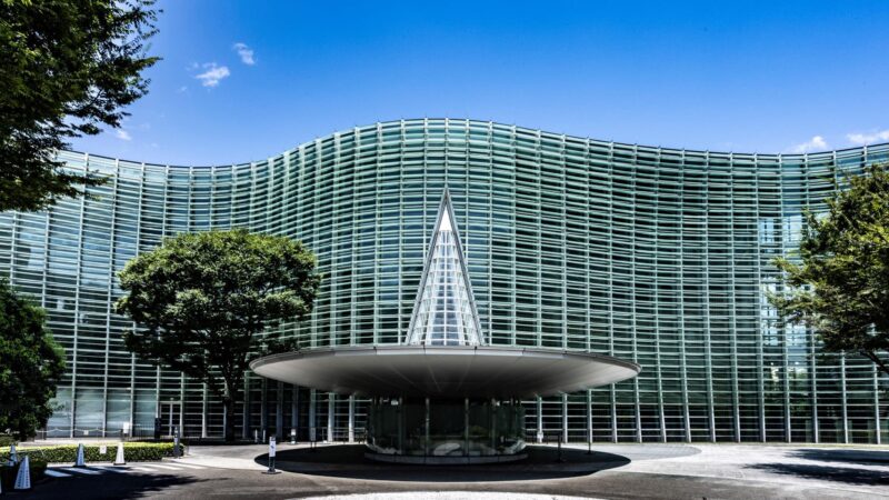 国立新美術館の見どころ!建築・展覧会・アクセスを紹介